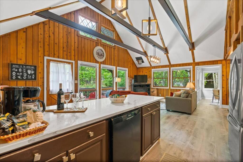 The Gingerbread House: 4 Bedroom Chalet, W/ Sunroom/Deck, Sleeps 12, Modern Amenities McGaheysville Extérieur photo