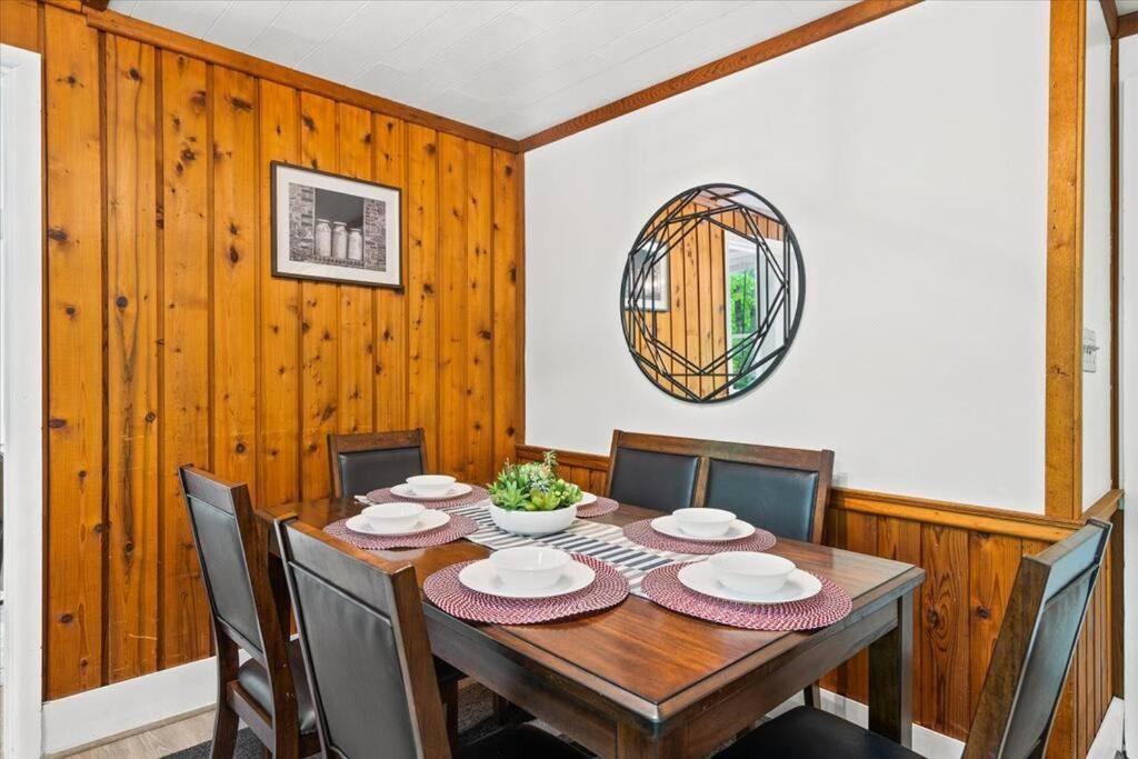 The Gingerbread House: 4 Bedroom Chalet, W/ Sunroom/Deck, Sleeps 12, Modern Amenities McGaheysville Extérieur photo