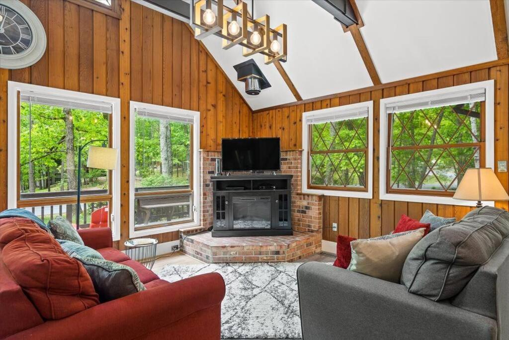 The Gingerbread House: 4 Bedroom Chalet, W/ Sunroom/Deck, Sleeps 12, Modern Amenities McGaheysville Extérieur photo