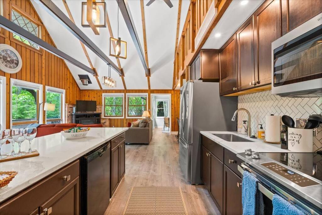 The Gingerbread House: 4 Bedroom Chalet, W/ Sunroom/Deck, Sleeps 12, Modern Amenities McGaheysville Extérieur photo