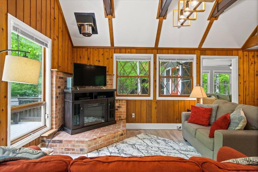 The Gingerbread House: 4 Bedroom Chalet, W/ Sunroom/Deck, Sleeps 12, Modern Amenities McGaheysville Extérieur photo