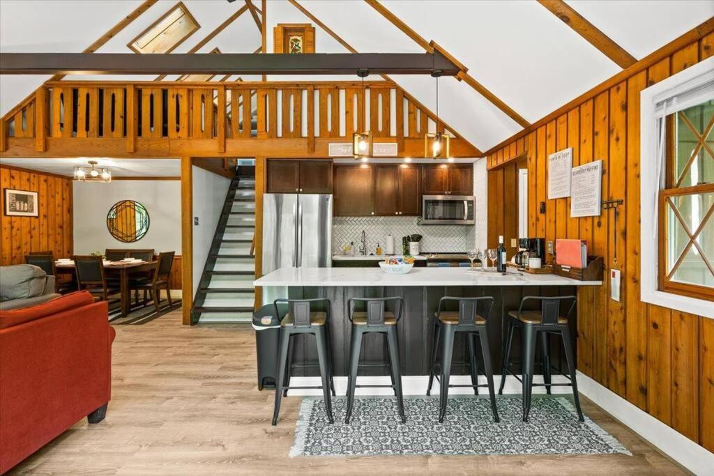 The Gingerbread House: 4 Bedroom Chalet, W/ Sunroom/Deck, Sleeps 12, Modern Amenities McGaheysville Extérieur photo
